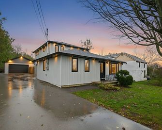 Lake Simcoe Ice Fishing Basecamp • Sleeps 10–12 • Heated Shop - Beaverton - Building