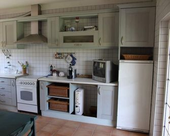 Farmhouse with large outdoor garden, private, near the beach, very green and quiet - Alfeizerão - Cocina