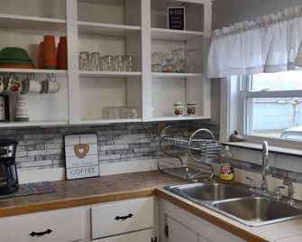 Century Home/ Conneaut Harbor district/ walking distance,Conneaut Township Park - Conneaut - Cocina