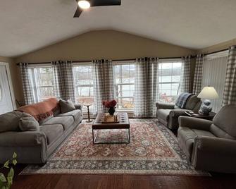 Riverfront 3bd Home: Kayaks, Paddleboards, Firepit + Full Kitchen, Dogs ok - Parsons - Вітальня