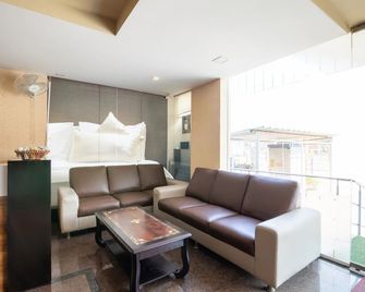 OYO 2183 Hotel Fortune City - Attibele - Sala de estar