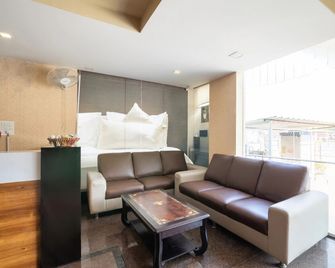 OYO 2183 Hotel Fortune City - Attibele - Sala de estar