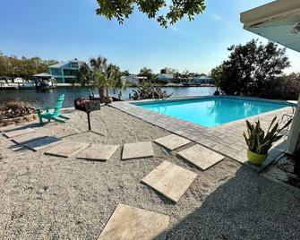 Blue Heron House, Private 4 BR Waterfront w Heated Pool and Fire Pit - Ruskin - Pool