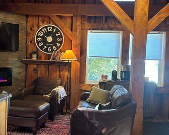 Charming barn studio apt, in lovely Peterborough NH overlooking the downtown. - Peterborough - Sala de estar