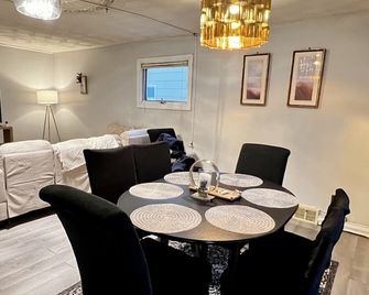 5 Mins to Niagara Falls! Cozy home with parking and pet friendly! - Niagara Falls - Dining room
