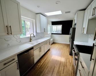 Charming 3br Pacific Palisades Home, Sleeps 6 From 295 +, Close To Malibu & Sm - Los Angeles - Kitchen