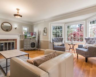 1939 Vintage House, Walk to Historic Downtown & Linfield, Dog-Friendly, Fire Pit - McMinnville - Living room