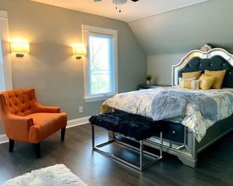 The Oakwood Cottage- With Private Yard & Parking, Minutes From Falls & Casino by Niagara Hospitality - Cataratas del Niágara