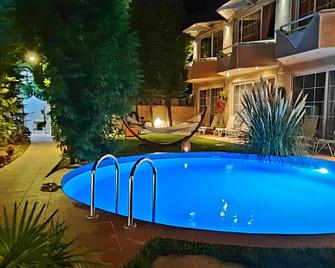 Aloha Apartments with pool - Skopje - Basen