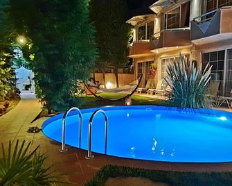 ماسيدونيوم لاكشري فيلا ويذ بيج بول، جاكوسي آند فاير بليس - سكوبي - حوض السباحة