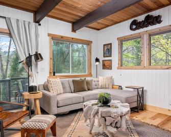 Exquisite and Comfy Riverside Retreat, Huge Deck, Two Fire-Tables, BBQ, New Décor and Furnishing - Washougal - Living room