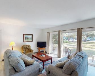 Atlantic Breeze #2 2 Bedrooms, 1 Bathroom - Jekyll Island - Living room