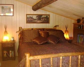 Luxurious Rustic Log Cabin - Martin City - Bedroom