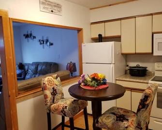 Cozy 2-bedroom bungalow, 10 minutes from beach, pet friendly - Berlin - Dining room