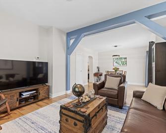 Spacious 3BR | Steps to Canal | King Bed | Parking | Family & Dog Friendly - Ottawa - Living room