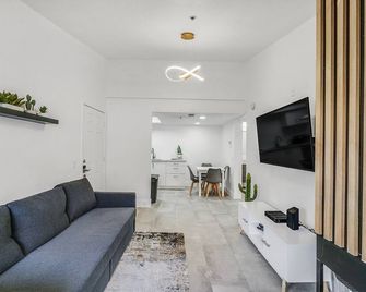 Condo close to Strip and Raiders Stadium - Las Vegas - Living room