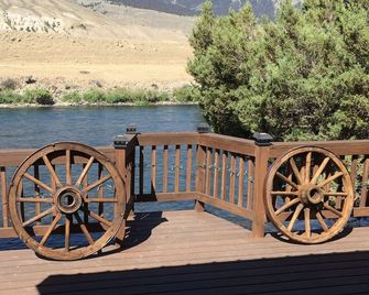 Tranquil Home on Yellowstone River. See other home #4914516 for large families - Gardiner - Balcony
