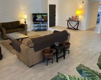 Central Tucson Oasis With Heated Pool - Great Gatherings - Tucson - Living room