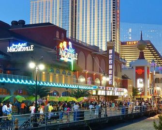 Beachfront 1br 2ba Condo Cozysuites At Showboat - Atlantic City - Building