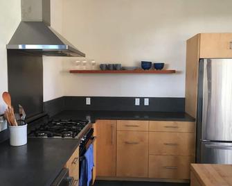 Gorgeous modern home with ocean and mountain views in the heart of Big Sur - Big Sur - Cocina