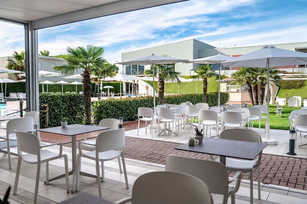 دومينو سويت هوتل يسولو - جيسولو - مطعم