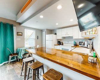 A pair of bay view cottages with cable & free WiFi - walk 2 blocks to the beach - Ocean City - Kitchen