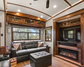 Luxury RV Glamping: Cozy Up this Winter - Boerne - Living room