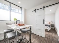Modern Contemporary 2 Bedroom Suite - Halifax - Comedor