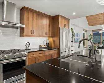 Mountain Dreams Penthouse Hot Tub & Panoramic Views New in Spring Creek - Canmore - Kitchen
