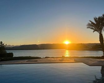 Large villa with heated pool directly on the lagoon beach with private jetty - El Gouna - Zwembad