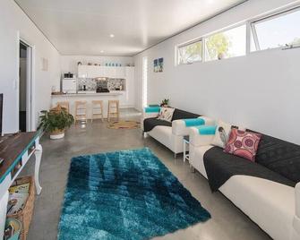 Beach Bum Bungalow 2- WIFI, Short walk to the beach - West Busselton - Living room