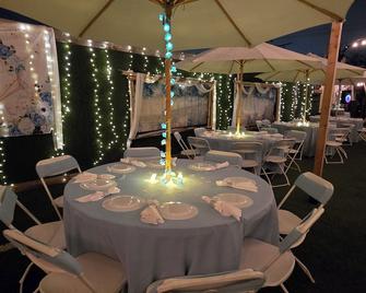 This Venue is set up for hourly rates and/or overnights. Capacity 120 guests - Costa Mesa - Restaurante