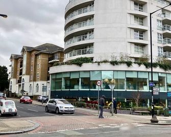 Central Apartment 5 Mins Putney Tube Station - London - Building