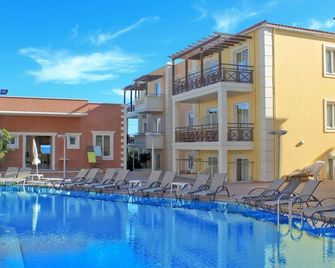 Porto Kalamaki Hotel - Galatás - Басейн