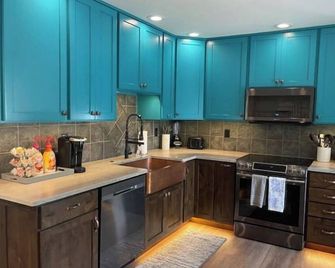 House on 7 acre lake. Newly Renovated 3 Bed 2 Bath - Greenwood - Кухня