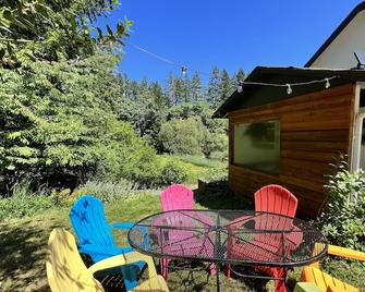 100 year old Farm Cottage. Minutes from the beach! - Nanaimo - Patio
