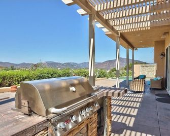 Oasis Salt Water Pool Jacuzzi - San Diego - Balcony