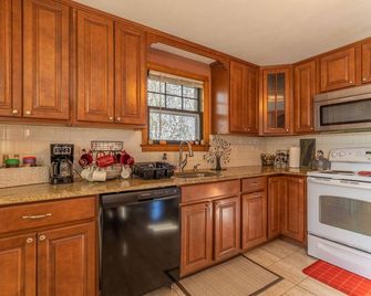 Cozy Cape Close to Farmington, Plainville & Downtown New Britain - New Britain - Kitchen