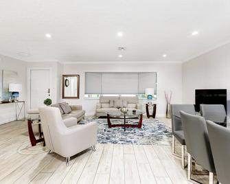 Beautiful Villa 4 BD 3 BA with Heated Private Pool, Close to Beach - Boca Raton - Living room