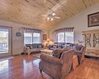 Hike, Fish and Enjoy Pond On-Site Bison Ranch Cabin - Heber-Overgaard - Sala de estar