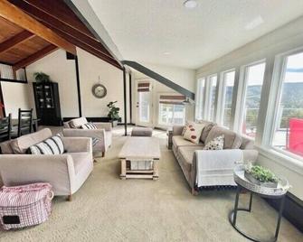 Mountain Home Getaway-Great Views & Exercise Room - Pocatello - Living room