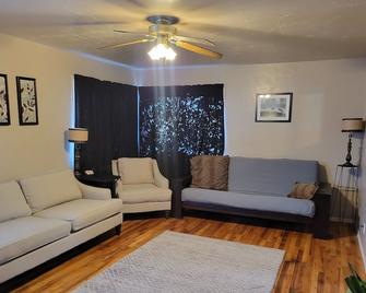 Close to Chobani and Cliff Bar. Small tiny house with lots of parking - Twin Falls - Living room