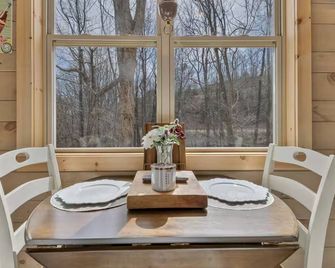 Valhalla Sky Suite at Hisaw Gap Romantic Retreat - Walhalla - Comedor