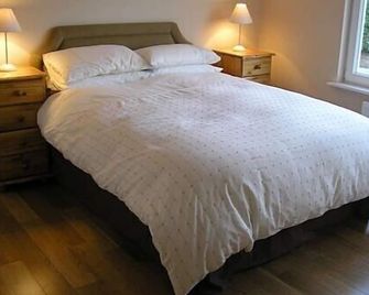 Keenly priced 4 cottage. Great views over Kenmare Bay to Caha Mts. Free WiFi - Kenmare - Bedroom