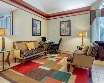 Best Western Plus Inn at Valley View - Roanoke - Sala de estar