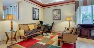 Best Western Plus Inn at Valley View - Roanoke - Living room