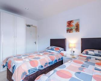Professional Long Stay Large House | Parking | Wifi | 50' Tv | Cctv - Barnetby - Bedroom