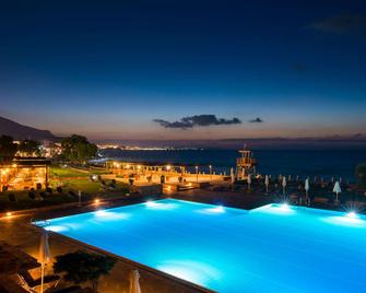Kernos Beach - Mália - Piscina