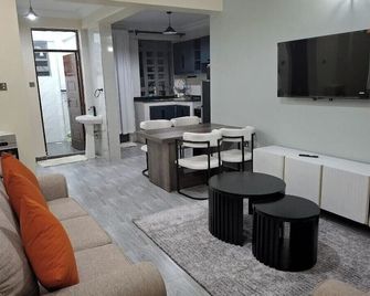 Lux Suites Summerlake Apartments Kisumu - Kisumu - Living room