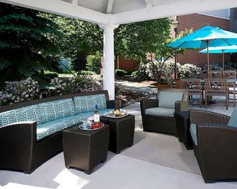 Your Relaxing Getaway Awaits! Outdoor Pool, Pets Allowed, Free Breakfast! - Waukegan - Patio